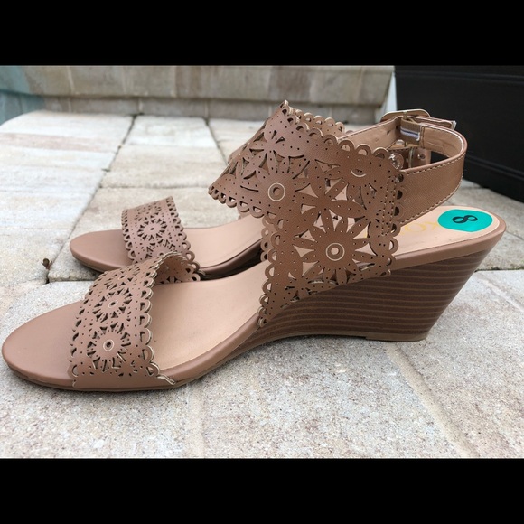 XOXO Brownish-Tan Detailed Sandals - Picture 2 of 2